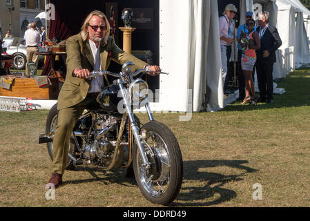 Syon Park, London, Regno Unito. 04 Sep, 2013. Henry Cole sul suo Gladstone motociclo a salon Prenotazione 2013 Credit: Martyn Goddard/Alamy Live News Foto Stock