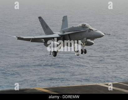 Un F/A-18C Hornet assegnati ai diamanti blu di Strike Fighter Squadron (VFA) 146 si prepara a terra sul ponte di volo dell' Foto Stock