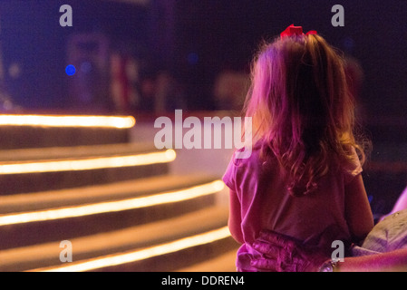 Bambina sul palco di Hughes American Family Theatre, Branson, Taney County, Missouri, Stati Uniti d'America Foto Stock