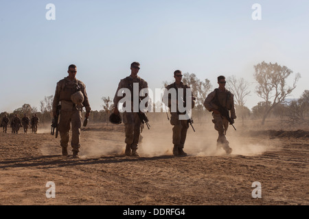 Marines con società E., Battaglione Team di atterraggio secondo battaglione, 4 Marines, 31 Marine Expeditionary Unit, tornare indietro a piedi dal Foto Stock