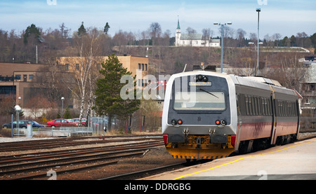 Moderno treno passeggeri sorge sulla piccola stazione in Norvegia Foto Stock