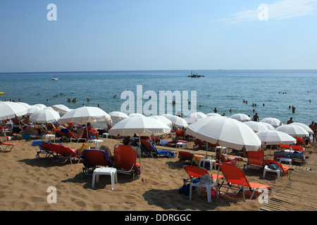 Occupato Glyfada Beach sull'isola di Corfu in Grecia Foto Stock