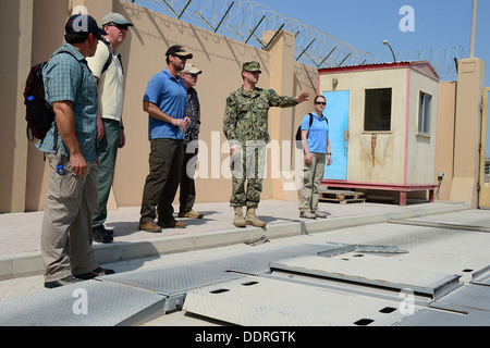 Il tenente j.g. Matteo, Colpitts assegnato al comandante del gruppo di attività (CTG) 56,7, spiega vigore misure di protezione nel luogo agli ispettori di sicurezza comune Office-Forward, in base Al Udeid Air Base, Qatar, durante la fase di valutazione del porto di Jebel Ali. CTG 56 Foto Stock