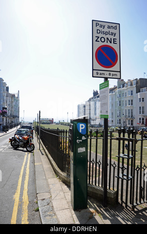 New Brighton e Hove City Council segni spiegando come acquistare il parcheggio auto biglietti tramite il tuo cellulare o smart phone app Foto Stock