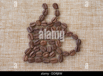 Tazza di caffè con caffè in grani stabiliti Foto Stock