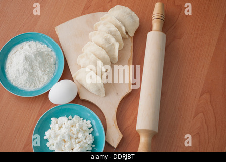 Gnocchi di crudo sul bordo di taglio Foto Stock