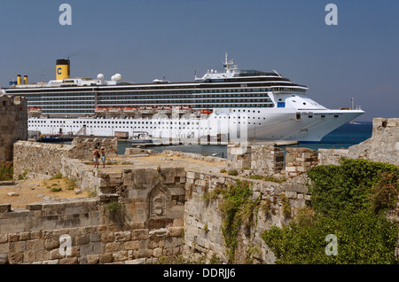 Nave da crociera "Costa Mediterranea' ormeggiato a Kos Città con fortezza di Kos in primo piano , KOS, DODECANNESO Isola Gruppo, Grecia. Foto Stock