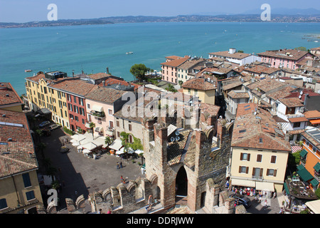 Vista sopra i tetti a Sirmione sul Lago di Garda, Italia guardando ad ovest in tutta la penisola e il Lago di Garda dal castello scaligero Foto Stock