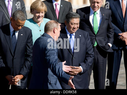 San Pietroburgo, Russia. 06 Sep, 2013. Il Presidente Usa Barack Obama (L-R), il Cancelliere tedesco Angela Merkel, il presidente russo Vladimir Putin, il presidente indonesiano Susilo Bambang Yudhoyono e il Presidente turco Recep Tayyip Erdogan prendere i loro posti per la foto di famiglia del vertice G20 a San Pietroburgo, Russia, 06 settembre 2013. Il vertice del G20 ha luogo dal 05 al 06 settembre. Foto: Kay Nietfeld/dpa/Alamy Live News Foto Stock