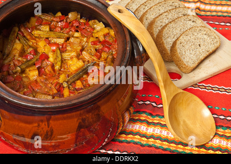 Il bulgaro piatto nazionale - stufato di verdure preparati e serviti in un vaso di ceramica Foto Stock