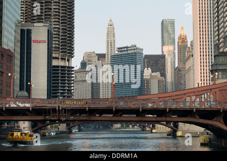 Edifici lungo waterfront, Merchandise Mart Sala conferenze, Westin Michigan Avenue Chicago River Bridge Chicago Illinois Foto Stock