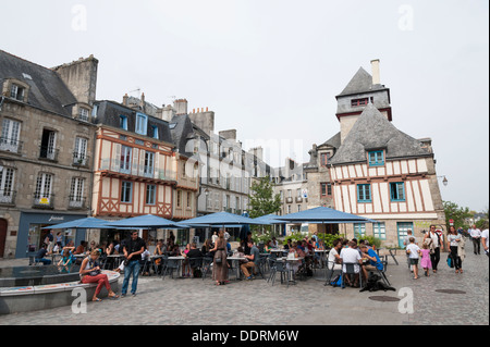 Graticcio di vecchi edifici in Quimper Bretagna Francia con cafe tavoli fuori in piazza Foto Stock