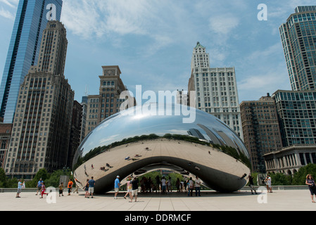 La riflessione di edifici su Cloud Gate, scultura, il Millennium Park di Chicago, Cook County, Illinois, Stati Uniti d'America Foto Stock