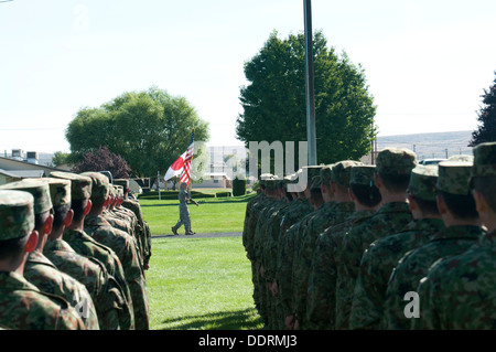 Soldati dal xvi Giappone terra Forza di Autodifesa Regimental Combat Team, 4° Divisione, stand ad attenzione mentre gli Stati Uniti e il giapponese i colori vengono ritirati durante una cerimonia di apertura per il funzionamento Rising Thunder sett. 4 a Yakima Training Center, Washington. Foto Stock