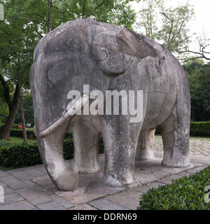 Le Tombe dei Ming, Nanjing, Cina. Statua di un elefante sulla strada dell'Elefante. Foto Stock