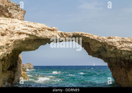 Arco in pietra sul isola di Comino e Malta Foto Stock