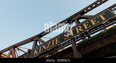 Basso angolo vista di Kinzie Street ponte ferroviario, Chicago, Cook County, Illinois, Stati Uniti d'America Foto Stock