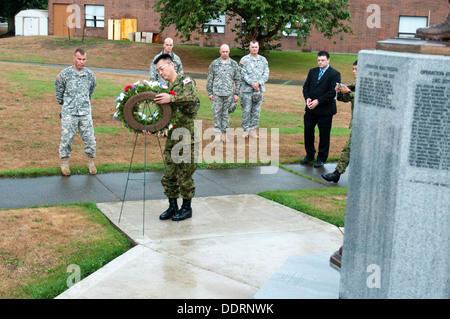 Il Mag. Gen. Omori (al centro), il vice comandante generale, 4° Divisione, Esercito settentrionale, giapponese Terra Forza di Autodifesa, pone una corona al Arrowhead Brigade Memorial come segno di rispetto ai caduti della brigata Arrowhead, Sett. 3, 2013. Così Foto Stock