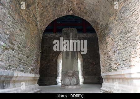 Le Tombe dei Ming, Nanjing, Cina. Il Shengde Shengong stele, supportato da una tartaruga, nel Sifangcheng Pavillion. Foto Stock