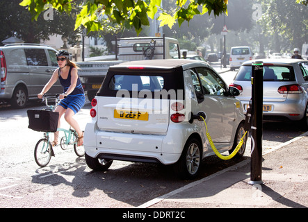 Elettrico Smart Auto punto di carica a Londra Foto Stock