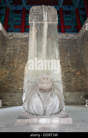 Le Tombe dei Ming, Nanjing, Cina. Il Shengde Shengong stele, supportato da una tartaruga, nel Sifangcheng Pavillion. Foto Stock