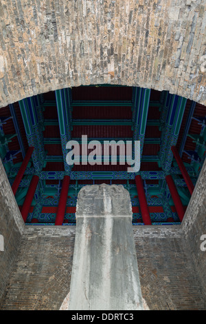 Le Tombe dei Ming, Nanjing, Cina. Il Shengde Shengong stele, con vista sul tetto, nel Sifangcheng Pavillion. Foto Stock