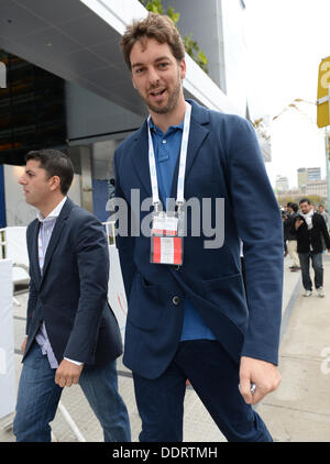 Basketballplayer spagnolo Pau Gasol arriva al Hotel Hilton di Buenos Aires, Argentina, 05 settembre 2013. Il Comitato Olimpico Internazionale (IOC) eleggerà la città che ospiterà le Olimpiadi 2020 durante il 125th sessione IOC. Foto: Arne Dedert/dpa Foto Stock