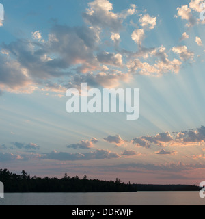 Sunbeam passando attraverso le nuvole nel cielo, Ontario, Canada Foto Stock