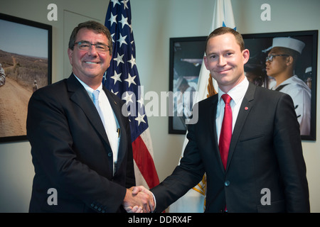 Il vice Segretario della Difesa Ash Carter, a sinistra, si distingue per una foto con Thorshaug, il segretario di Stato del Ministero Norweigan Foto Stock