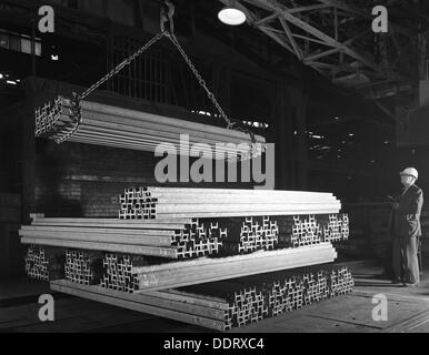 Acciaio " H " travi essendo impilati per la distribuzione, Park Gate, Rotherham, South Yorkshire, 1964. Artista: Michael Walters Foto Stock