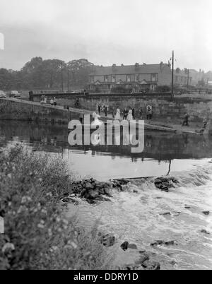 Ferry boat party di nozze, Mexborough, South Yorkshire, 1960. Artista: Michael Walters Foto Stock