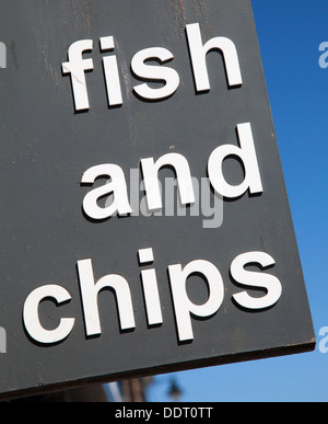 Un pesce e chip shop segno su una strada del Regno Unito. Foto Stock