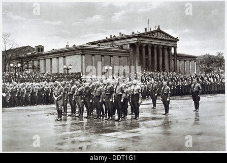 Adolf Hitler che conduce a una processione della I Guerra Mondiale Veterani su dei martiri il giorno 9 novembre 1935. Artista: sconosciuto Foto Stock