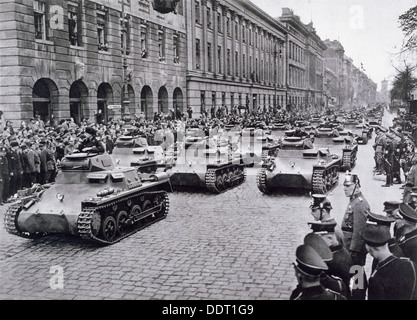 Convoglio di carri armati che parte di Adolf Hitler feste di compleanno, 29 aprile 1936. Artista: sconosciuto Foto Stock