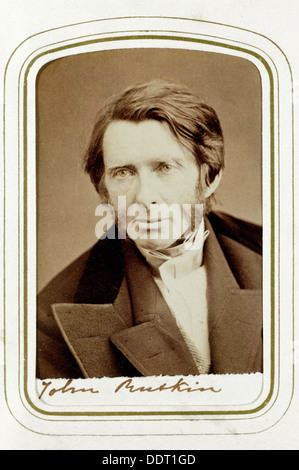 John Ruskin, artista inglese, poeta e critico, 1865. Artista: Elliott & Fry Foto Stock