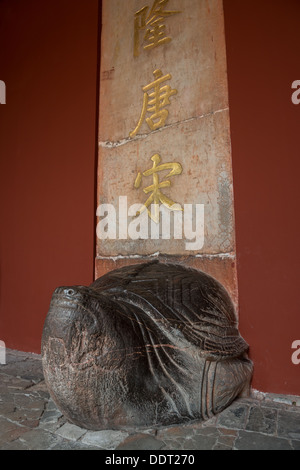 Le Tombe dei Ming, Nanjing, Cina. L'imperatore Kangxi la stele, supportato da una tartaruga, nella compressa Hall. Foto Stock