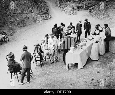 Apertura della camera interna di Tutankhamon la tomba, Egitto, 18 febbraio 1923. Artista: Harry Burton Foto Stock