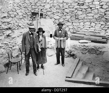 Signore Carnavon la prima visita alla Valle dei Re, Egitto, 1922. Artista: Harry Burton Foto Stock