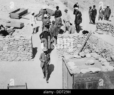 Non ufficiale di apertura della tomba di Tutankhamon, Valle dei Re, Egitto, 1922. Artista: Harry Burton Foto Stock