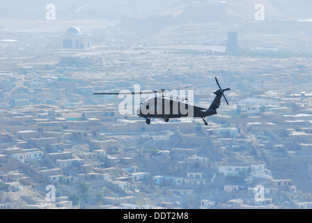 Un UH-60L Black Hawk elicottero con equipaggio 1Lt. Chuck Naggiungi, Chief Warrant Officer 4 Darren Dreher, Staff Sgt. Bruce Kleckner e Sgt. Jay aringa, tutti i membri della Task Force Phoenix, vola sulla provincia di Kabul, Afghanistan, durante la conduzione di un personale mo Foto Stock