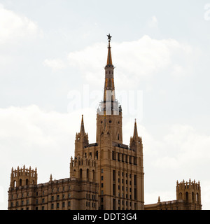 Staliniana alto - kudrinskaya edificio quadrato a Mosca Foto Stock