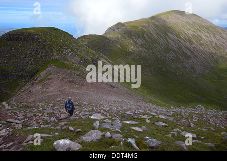 Lone walker maschio sul crinale verso il vertice della vela Gorm (a) Corbett sulla montagna scozzese Quinag Foto Stock