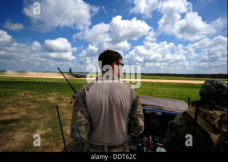 FORT POLK, La. - Da sinistra: Senior Airman Chase Litvan e Staff Sgt. Josh Arias, U.S. Air Force combat controller dal 21s Foto Stock