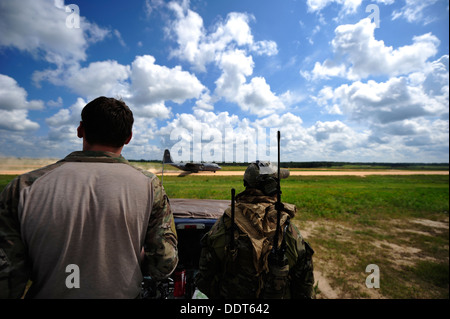 FORT POLK, La. - Da sinistra: Senior Airman Chase Litvan e Staff Sgt. Josh Arias, U.S. Air Force combat controller dal 21s Foto Stock