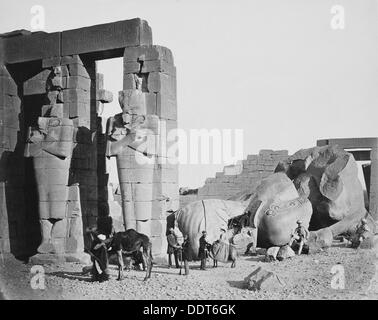 Il Ramesseum, Tebe, Egitto, 1858. Artista: Francis Frith Foto Stock