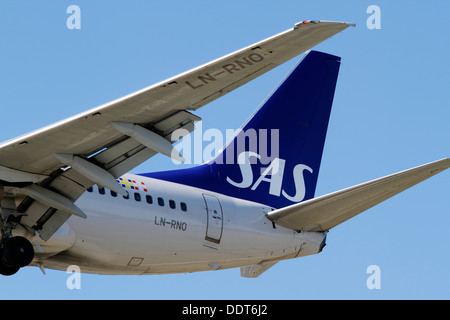 Parte posteriore e logo SAS di Scandinavian Airlines Boeing 737-783, LN-RNO, sull approccio finale all'Aeroporto di Copenhagen Foto Stock