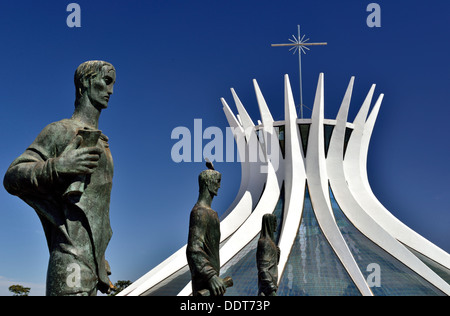 Il Brasile, Brasilia: Cattedrale Metropolitana di Nossa Senhora Aparecida con Evangelisti da Oscar Niemeyer Foto Stock