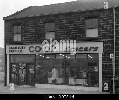 Barnsley Co-op, Park Road il ramo esterno, Barnsley, South Yorkshire, 1961. Artista: Michael Walters Foto Stock