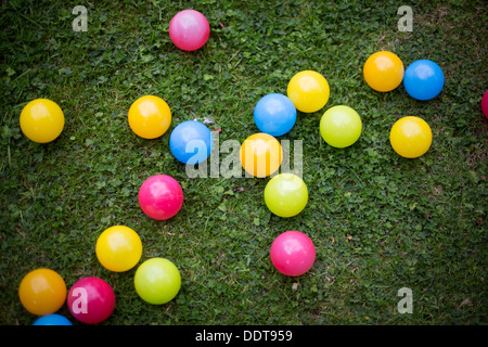 Colorate le sfere di plastica su un prato Foto Stock