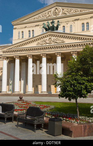 Panche in piazza vicino al Teatro Bolshoi di Mosca, Russia Foto Stock